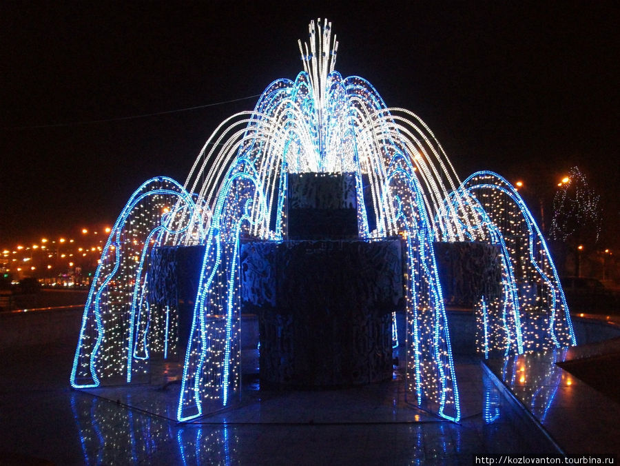 Ледяной фонтан у мэрии Новокузнецка. Кемеровская область, Россия
