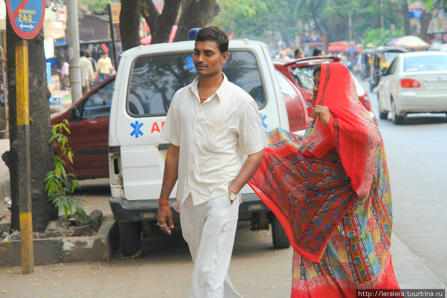 Мамочка с сыночком спешат в гомеопатическую клинику. Мумбаи, Индия