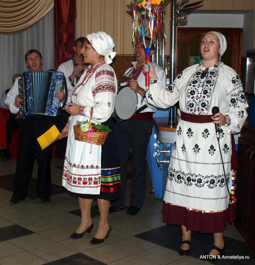 Украинские гулянья в ресторане.