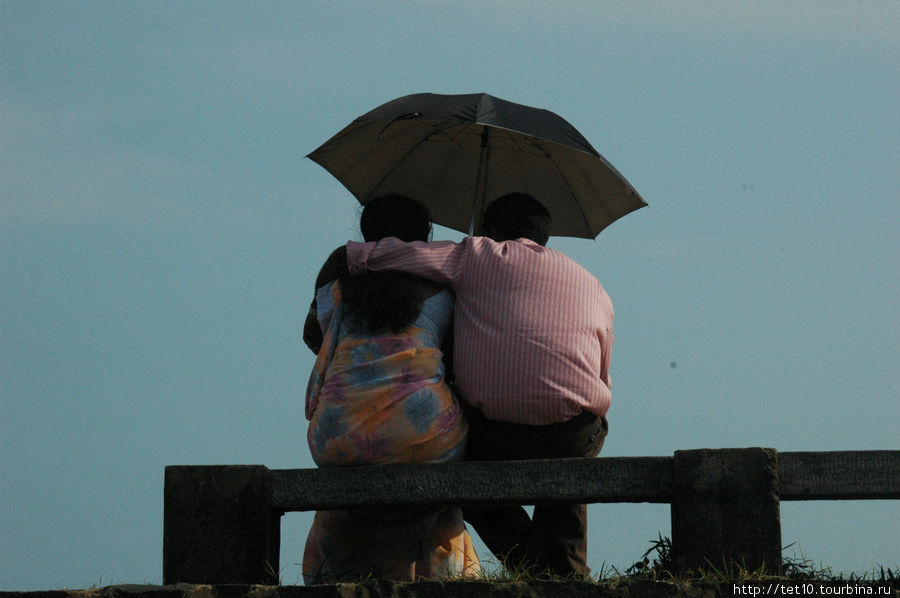 двое под одним зонтом Тангалла, Шри-Ланка