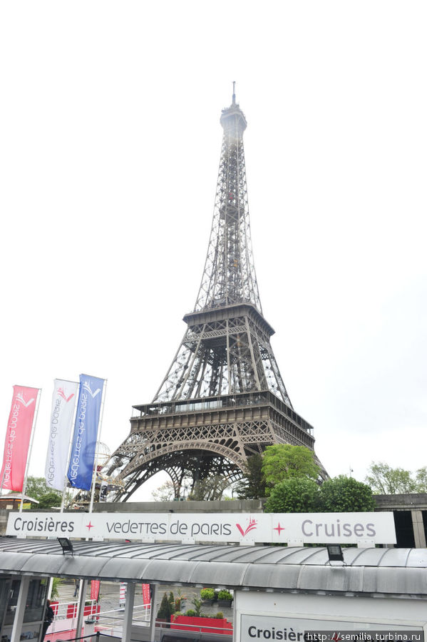 Где нибудь в париже а там. Эйфелева башня с флагом. Эйфелева башня с проводами. Где нибудь в париже а там. Эйфелева башня с флагом.