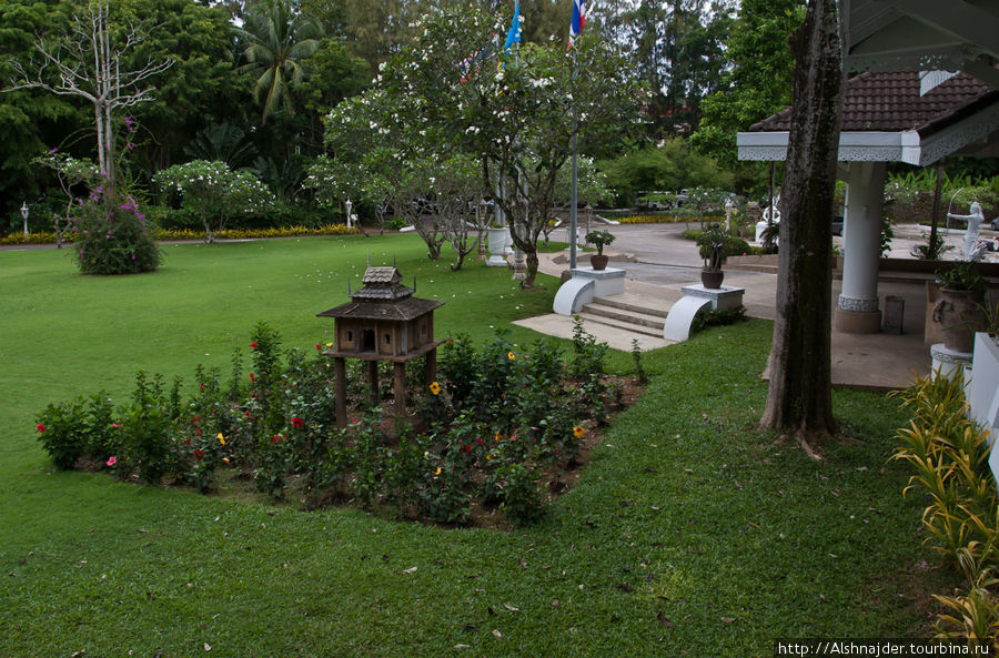 Отель. Сад перед главным входом. Остров Пхукет, Таиланд