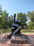 Памятник летчику Воробьеву при входе в парк.