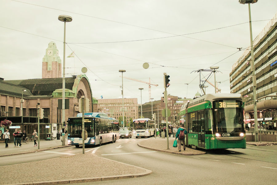 Главный вокзал — центральное произведение местного «ретро-футуризма». Здесь только не хватает парящих трамваев и аэросаней. Хельсинки, Финляндия