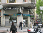 Мадрид, бар с курами-гриль у метро Диего де Леон.