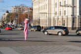 Розовый заяц вышел на площадь перед театром Камала приветствовать проезжающих водителей