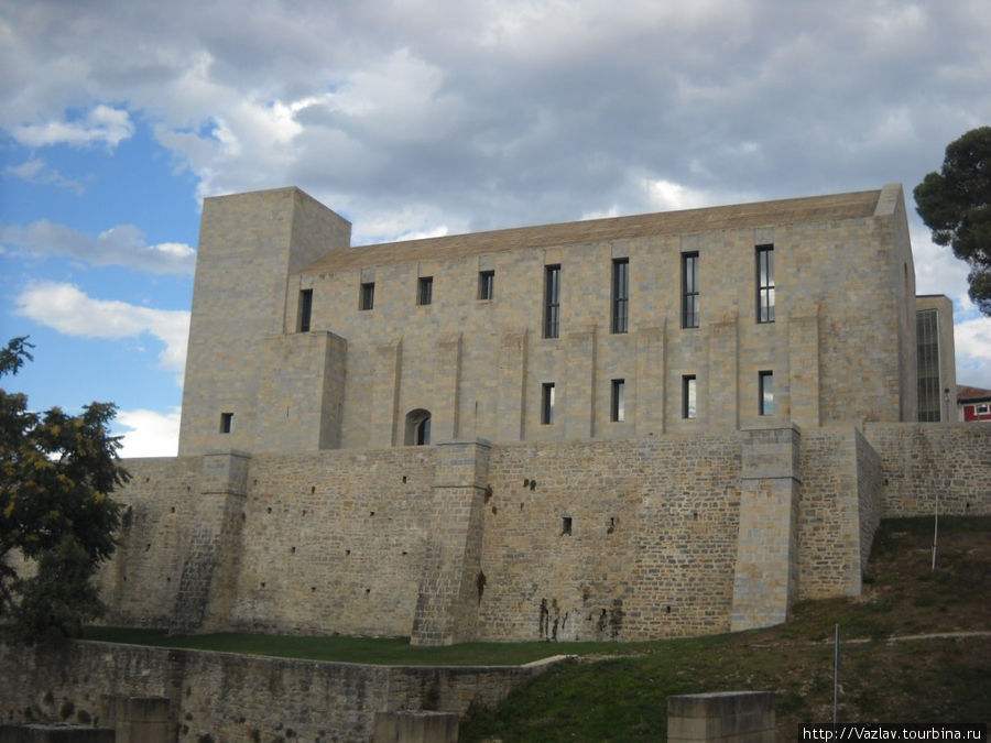 Вид на бывший дворец — грустное зрелище... Памплона, Испания