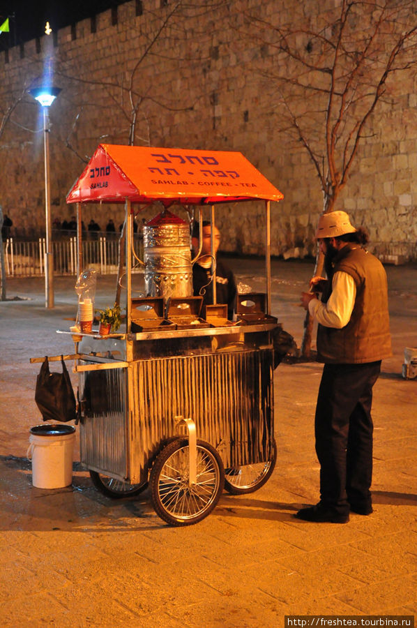 Снаружи, у стен крепости, жизнь не утихает и ночью: у передвижного лотка с чаем и выпечкой можно обменяться городскими новостями... Иерусалим, Израиль