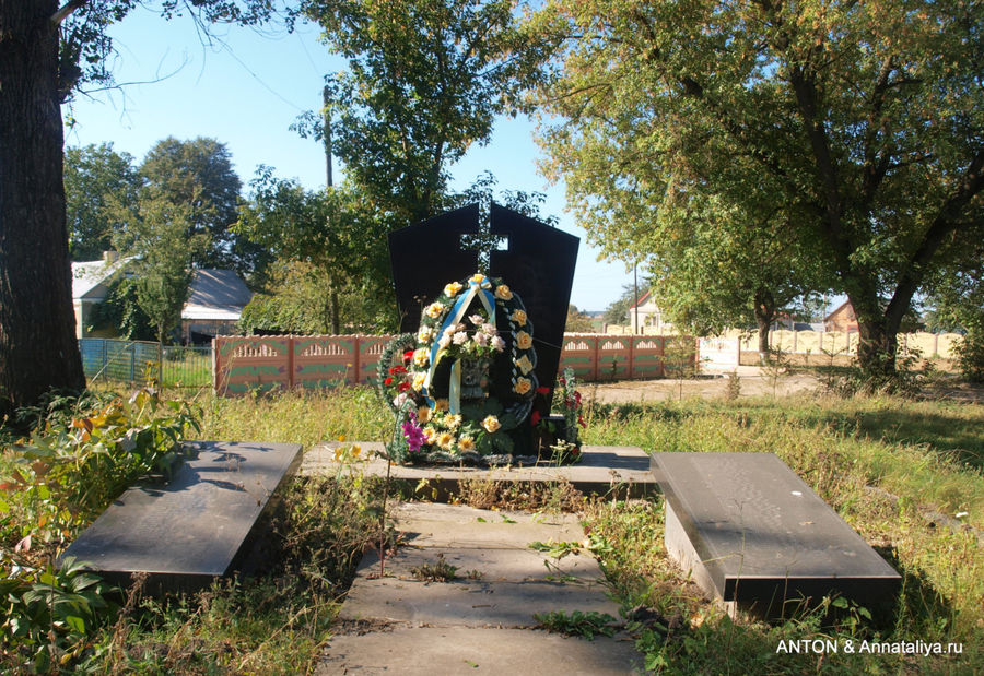 Памятник односельчанам, погибшим во время Великой Отечественной войны. Новоукраинка, Украина