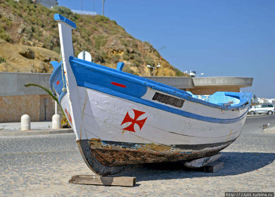 к сожалению памятник, на пляже таких уже нет... Португалия