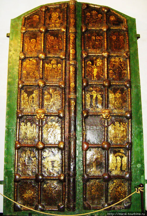 Золотые врата в западном притворе с клеймами — картинами из Нового завета Суздаль, Россия