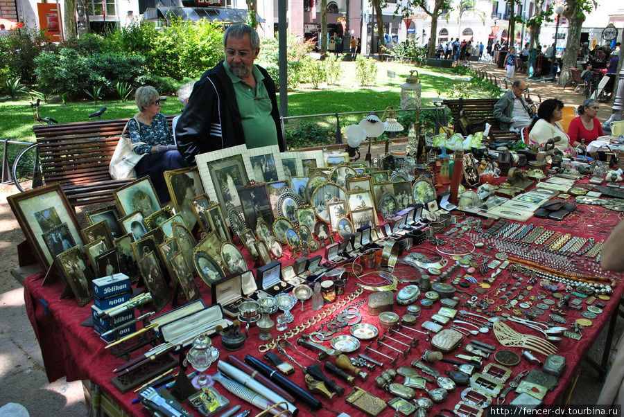 Почему то особенно популярны тут старые фоторамки Монтевидео, Уругвай