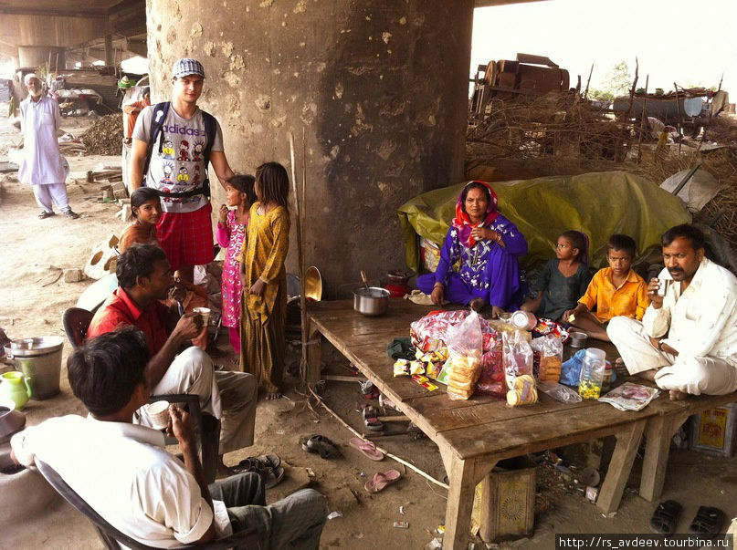 В трущобах с местными жителями. Дели, Индия