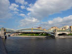Мост им. Богдана Хмельницкого (Киевский пешеходный) — старый Краснолужский мост, приплывший вверх по течению Москвы-реки.
