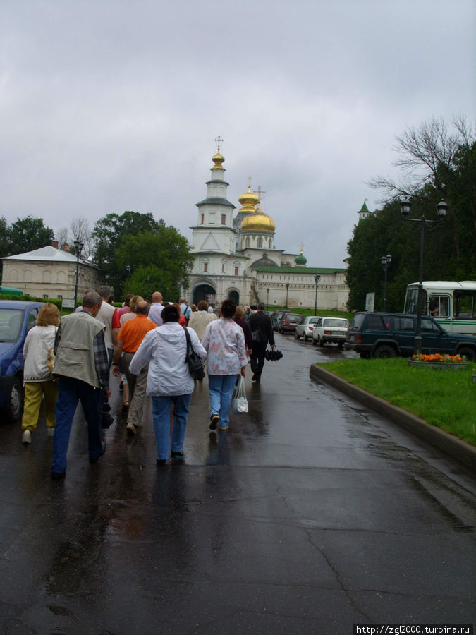 У входа в монастырь. Посетителей много Москва, Россия