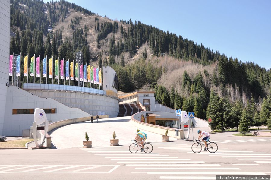 Фасад знаменитого ледового спортивного комплекса, прославленного более чем 200 рекордами, поставленными на катке с уникальным качеством льда. Чимбулак, Казахстан