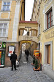 Вокруг Михалской браны — еще несколько старинных зданий, свидетелей средневекового периода в истории Братиславы: винный ресторан Под башней и отель Михайловы ворота.