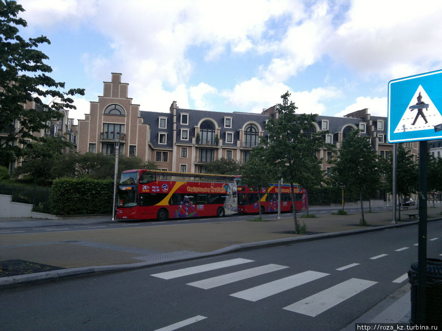 и повернув направо, оказались в районе Центральной станции, откуда отправляются Туристические автобусы (т.е. можно проехать на нем и вернуться, но не в этот раз) Брюссель, Бельгия