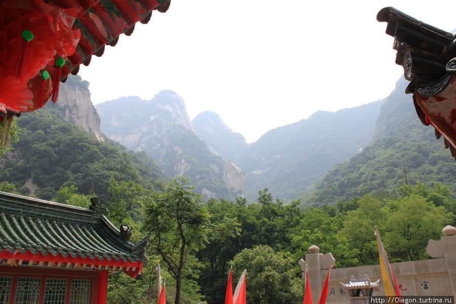 Горы Хуашань на фоне монастыря Хуашань, Китай
