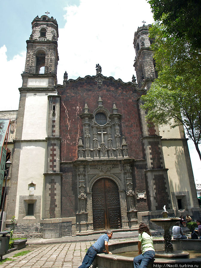 А это церковь Сан Хуан де Диос в самом центре рядом с площадью Изящных Исскусств Мехико, Мексика