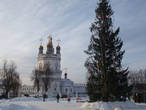 Первая достопримечательность Верхотурья – Верхотурский кремль. Выглядит великолепно на фоне главной елки города.