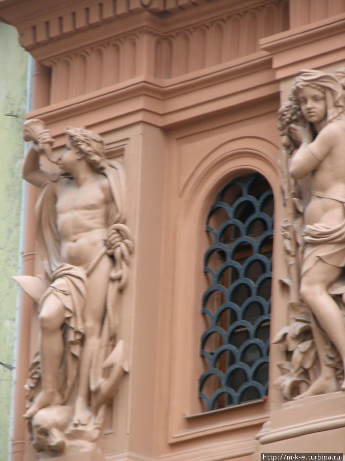Помоны – аллегории плодоносных культур — правая скульптура Рига, Латвия