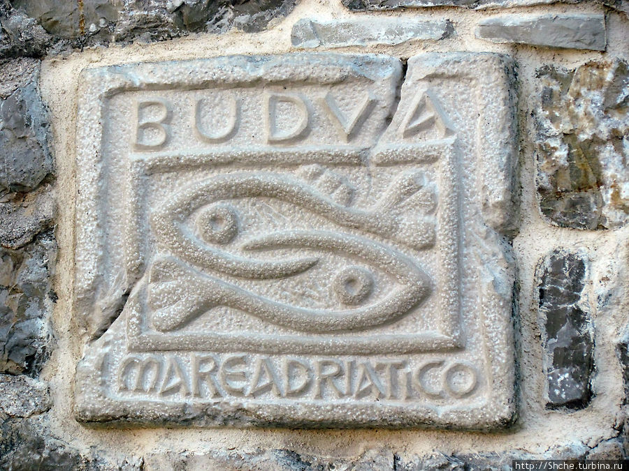 Старая табличка, о возрасте которой ученые пока не договорились, но является гербом города Будва, Черногория