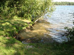 купаться можно практически везде вокруг озера. Дно песчаное, вода очень чистая.