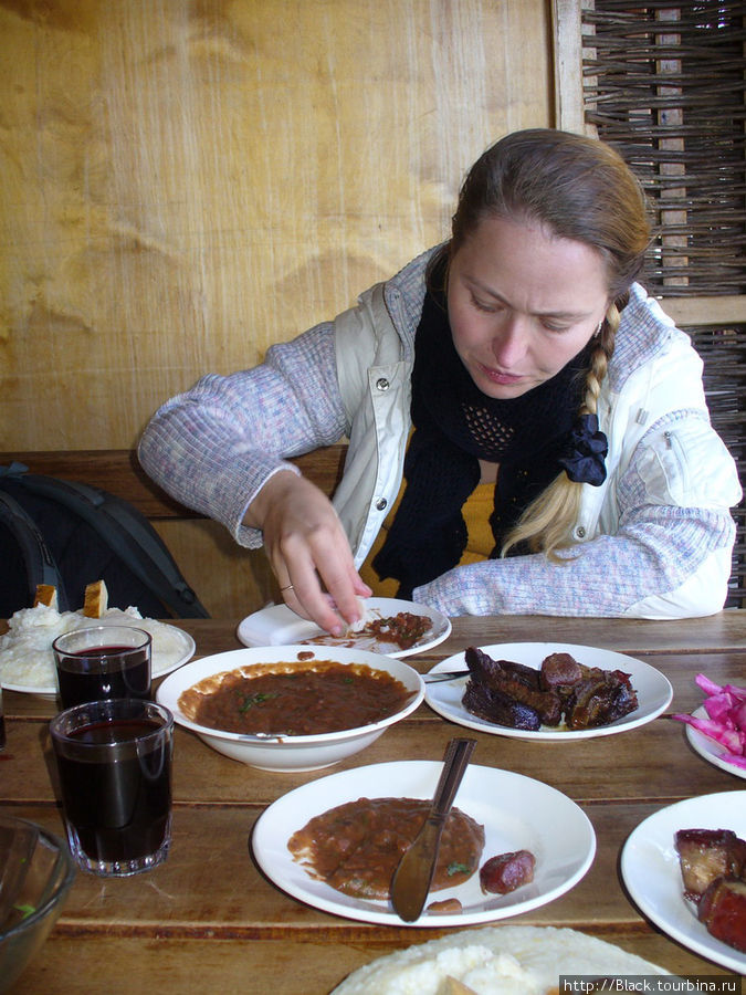 Настоящая абыста берется руками и макается в фасолевый соус Сухум, Абхазия
