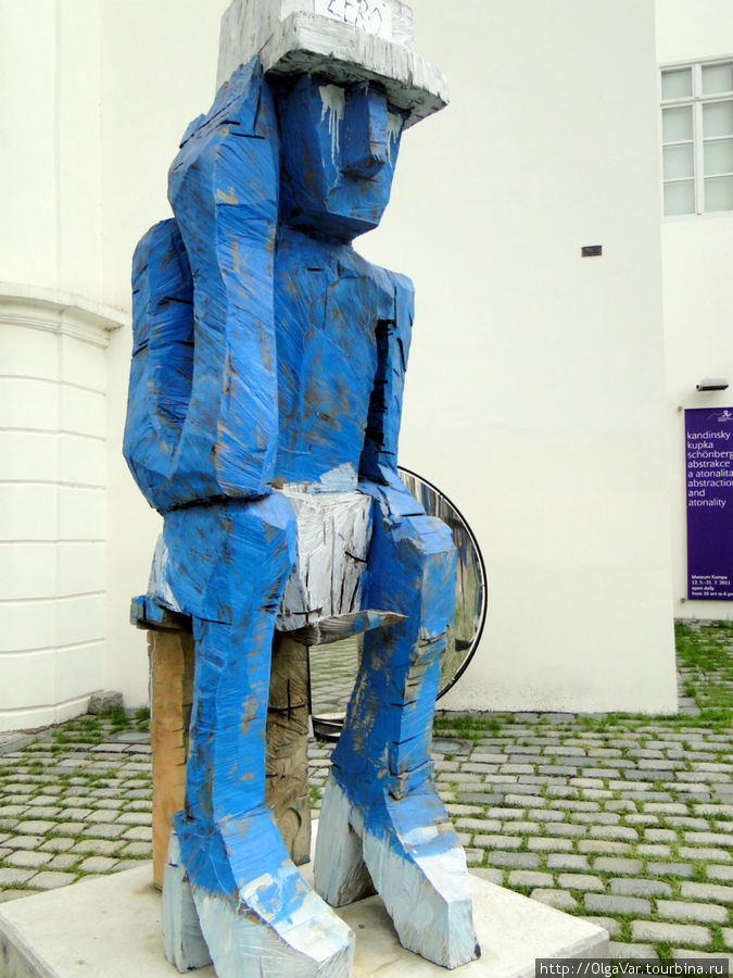 Эта фигура так и называется — Мужчина в голубом. Какие могут быть тут комментарии... Прага, Чехия