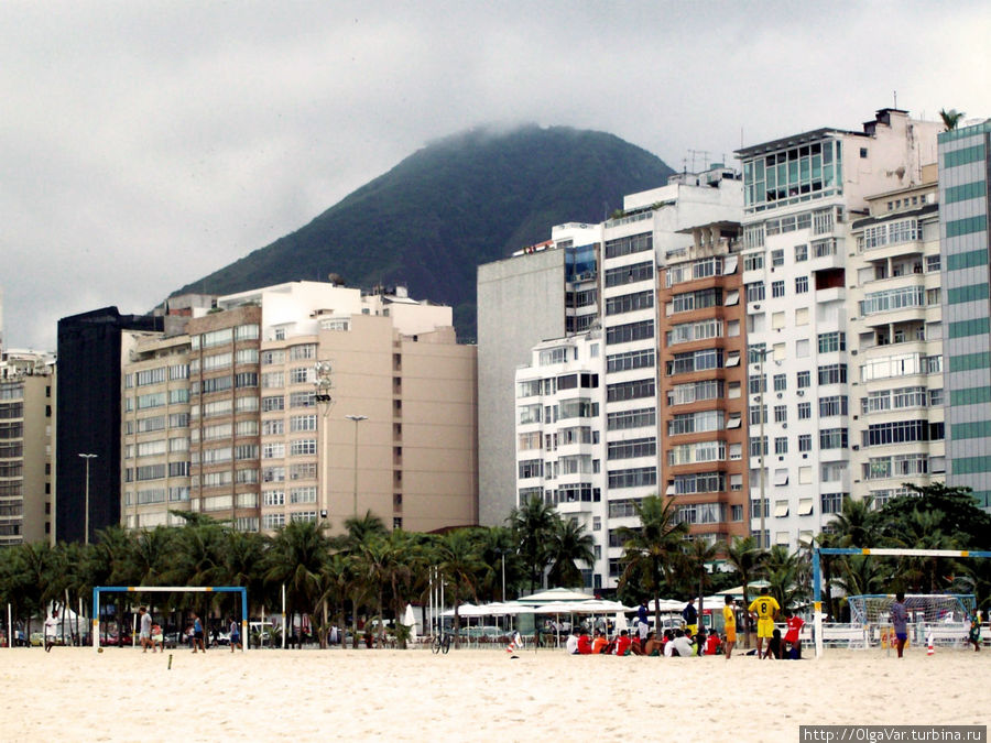 Ведь это самый знаменитый пляж  Рио-де-Жанейро  — Копакабана Рио-де-Жанейро, Бразилия