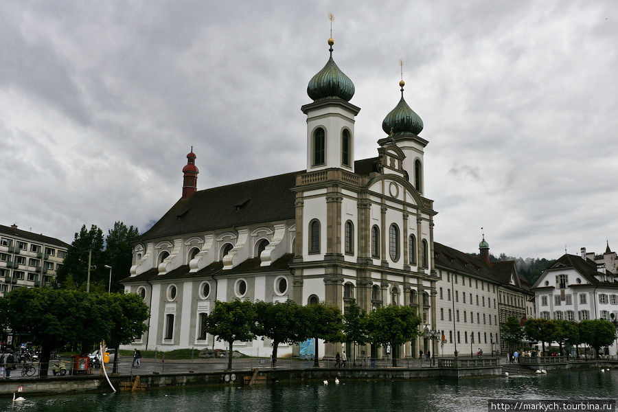 Церковь иезуитов, возведенная в 1666-1669 г., считается старейшим в стране зданием в стиле барокко. Люцерн, Швейцария