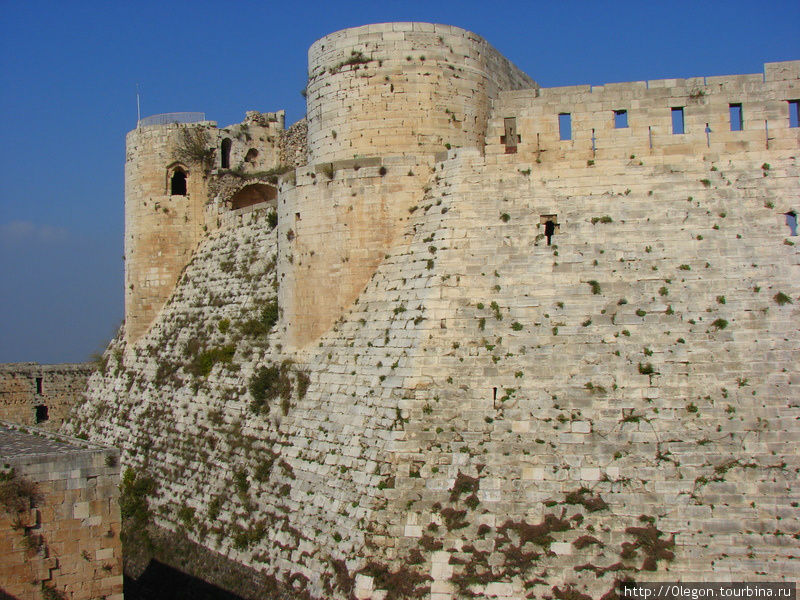 Неприступный замок, ширина стен укрепления больше трёх метров Хаваш, Сирия