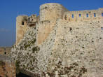 Неприступный замок, ширина стен укрепления больше трёх метров