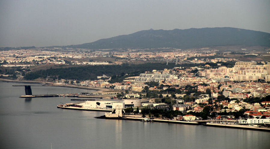 На переднем плане видна Беленская башня Алмада, Португалия