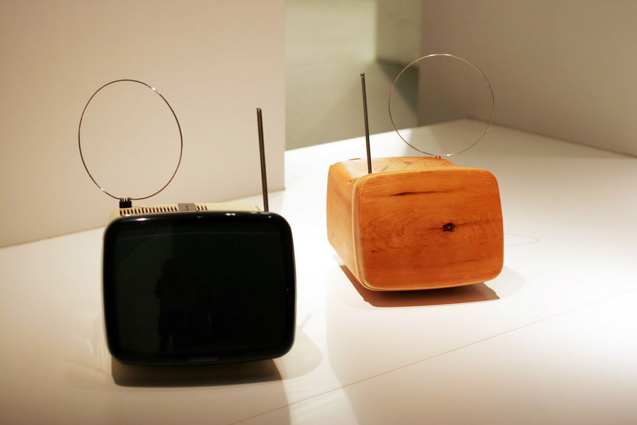 Ретро-телевизор и его деревянная модель. Круглая антенна особенно симпатична. Мюнхен, Германия