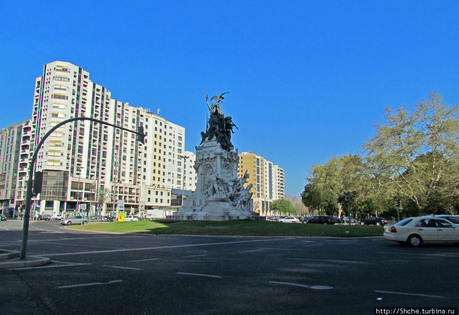 ... и наш проспект за этим памятником плавно переходит в парк Campo Grande, и идущему вдоль парка и логично названному Av. Campo Grande Лиссабон, Португалия