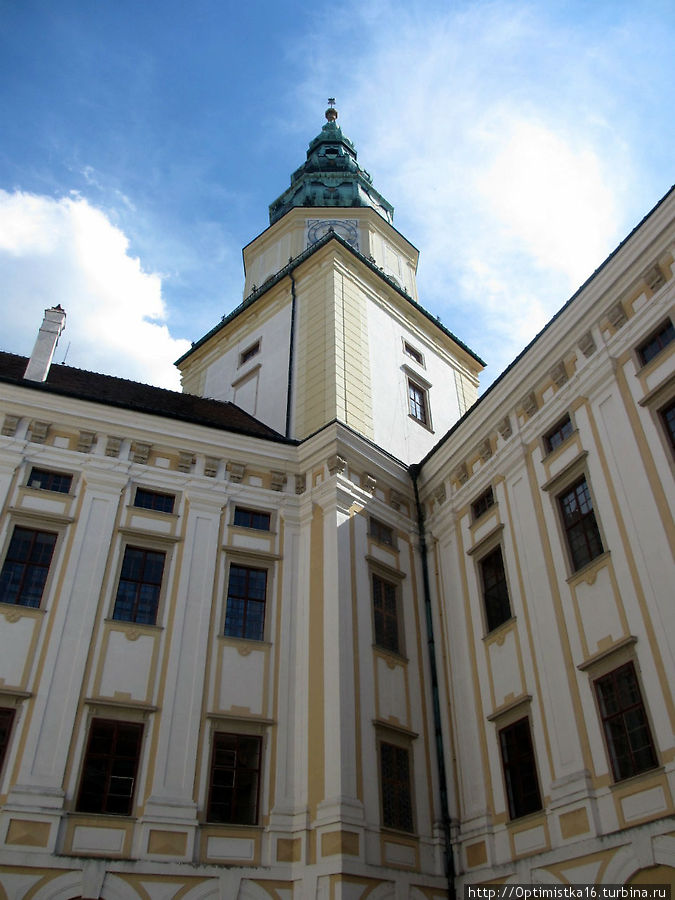 Вид на башню замка из внутреннего двора Кромержиж, Чехия
