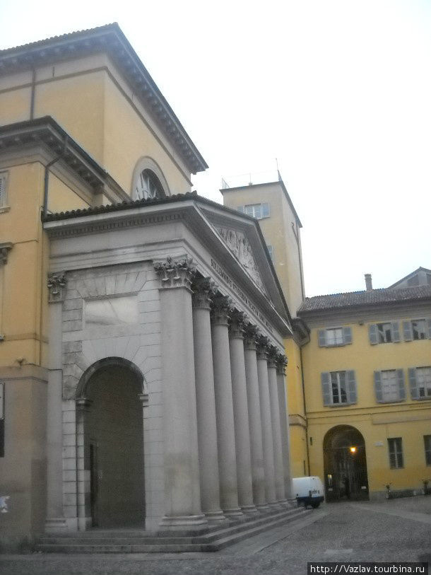 Фасад университета Павия, Италия