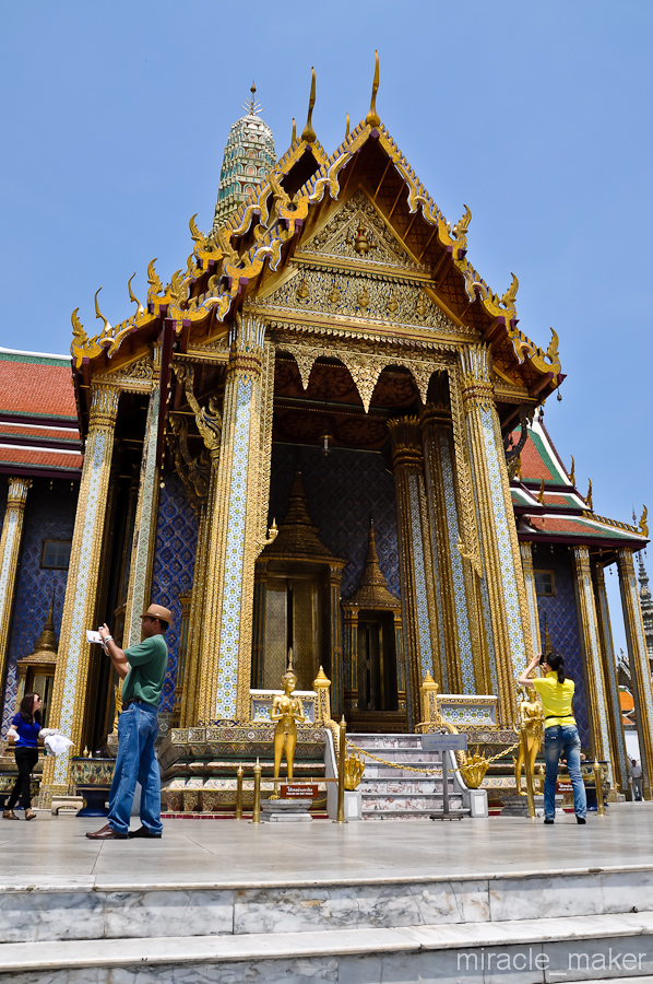Вход в храм изумрудного Будды. Здесь находится 66-ти сантиметровая статуя Будды вырезанная из цельного куска жадеита и украшенная золотом. К сожалению фотографировать внутри храма запрещено Бангкок, Таиланд