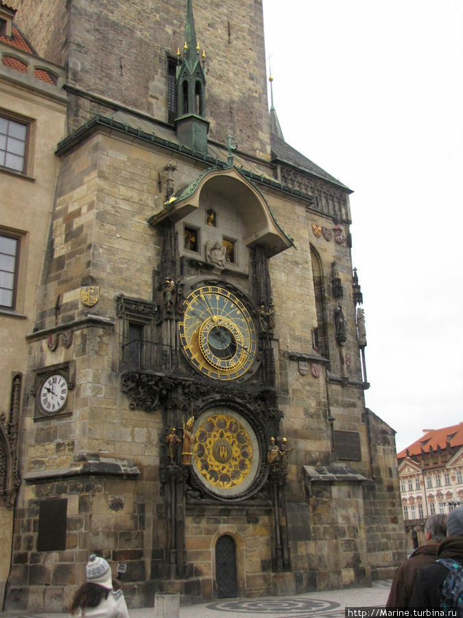 самые знаменитые в мире уникальные астрономические куранты Орлой, каждый час, когда большая стрелка приближается к римской цифре XII, двери открывают и из одной из них показывается процессия, состоящая из 12 апостолов Прага, Чехия