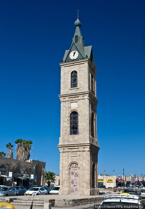 Часовая Башня (Мигдал а-Шаон) на Площаде Часов (Кикар а-Шаон). На всех четырех сторонах башни установлены часы показывающие местное время, а когда то двое из них показывали время по Гринвичу, а двое местное. Тель-Авив, Израиль