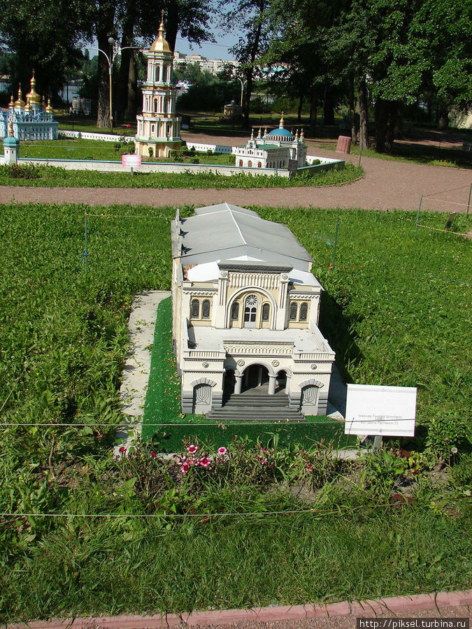 Синагога на ул. Шота Руставели (на переднем плане) Киев, Украина