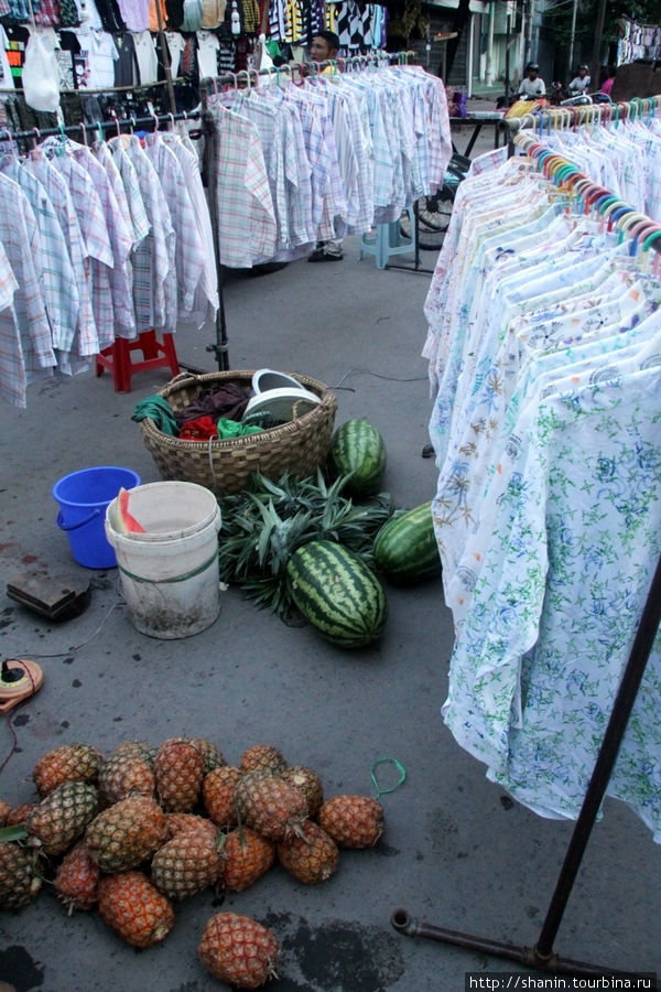 Тряпки продают вместе с овощами и фруктами Мандалай, Мьянма