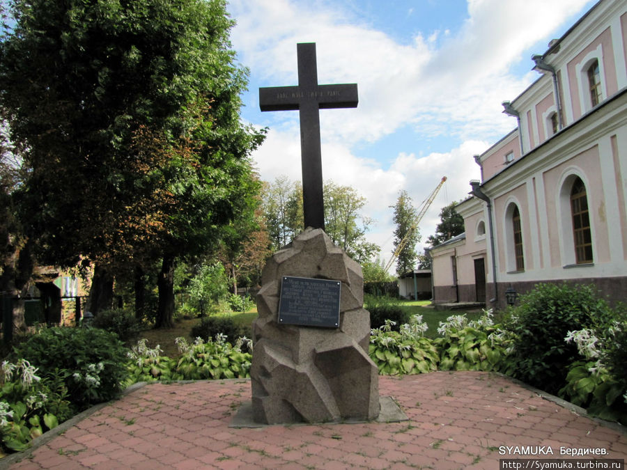 Памятный крест в честь 240-летнего юбилея парафии Святой Варвары. Бердичев, Украина