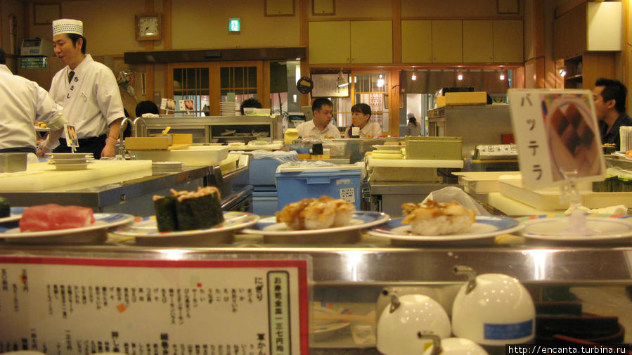 в суши баре вкусные суши подъезжают к вам сами Япония