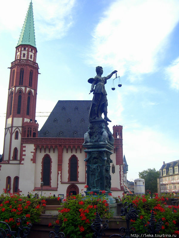 Церковь Св. Николая и фонтан правосудия Франкфурт-на-Майне, Германия