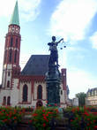 Церковь Св. Николая и фонтан правосудия