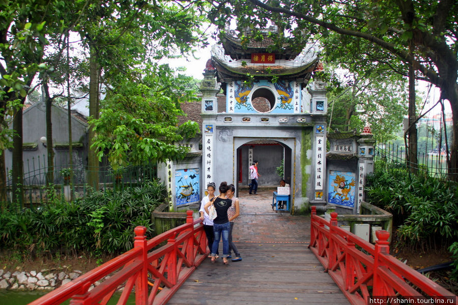 Вход в храм Ханой, Вьетнам