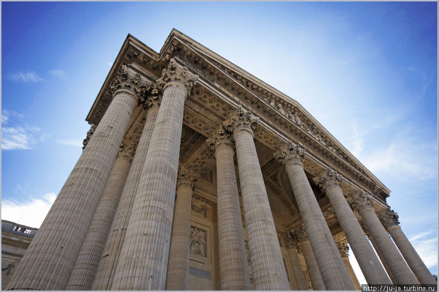 Надпись на входе в Пантеон гласит: «Великим людям благодарная отчизна» (фр. AUX GRANDS HOMMES LA PATRIE RECONNAISSANTE). Париж, Франция